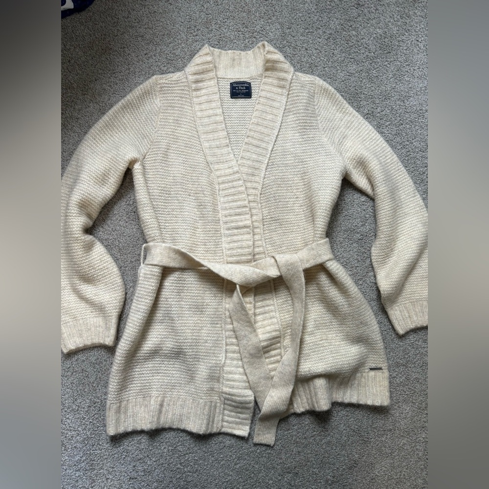 Abercrombie and Fitch beige thick knitted sweater, large